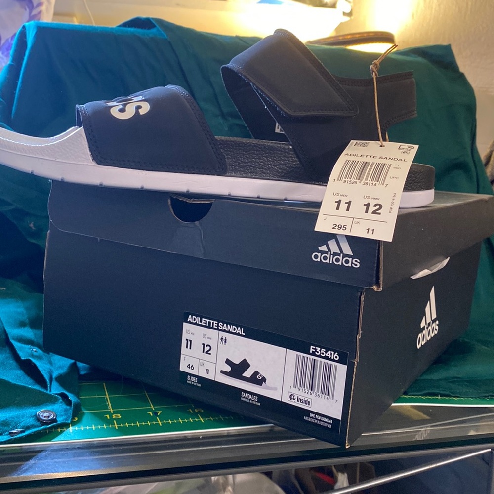 NWT in box. Comfortable walking shoe, black and white. Men sz 11, women sz 12